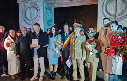S-au căsătorit la Poarta Sărutului de Revelion