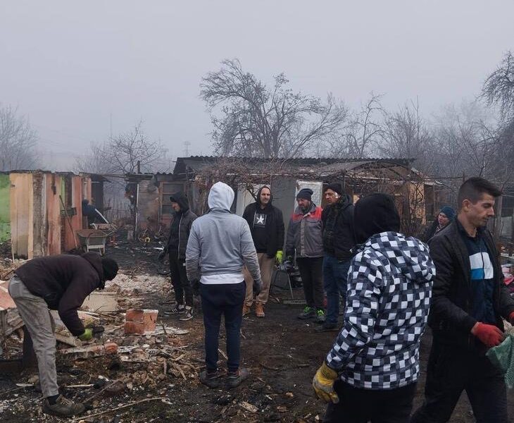 Zeci de voluntari în ajutorul familiei din Roșia de Jiu Zeci de voluntari în ajutorul familiei din Roșia de Jiu