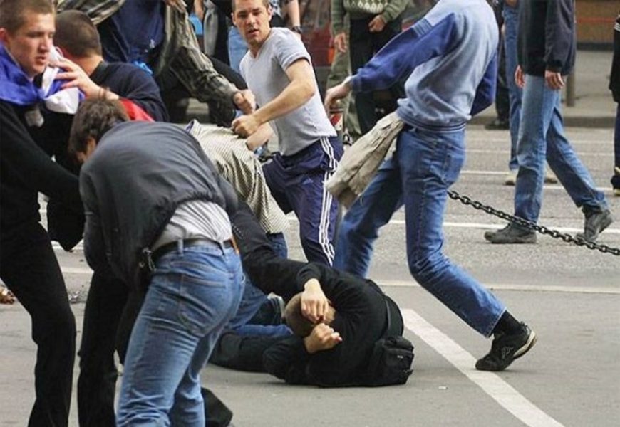 Cercetați penal după ce au luat la bătaie un tânăr 