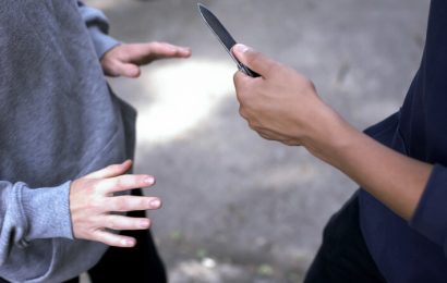 L-a amenințat cu un cuțit 