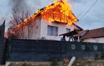 Incendiu puternic la o casă din Runcu 