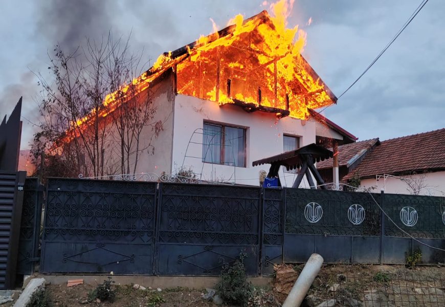 Incendiu puternic la o casă din Runcu Incendiu puternic la o casă din Runcu