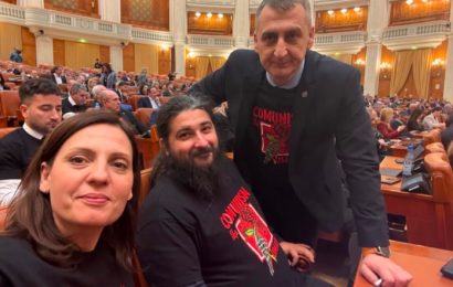 S-au îmbrăcat în tricouri negre și au protestat 