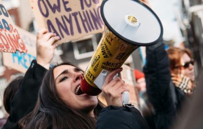 Protestează la București 