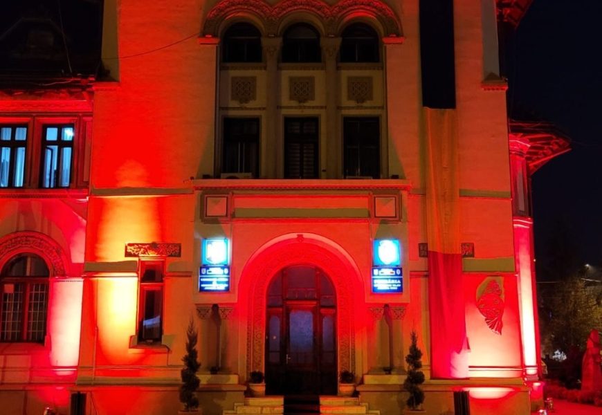 Clădiri din Gorj, iluminate în roșu Clădiri din Gorj, iluminate în roșu
