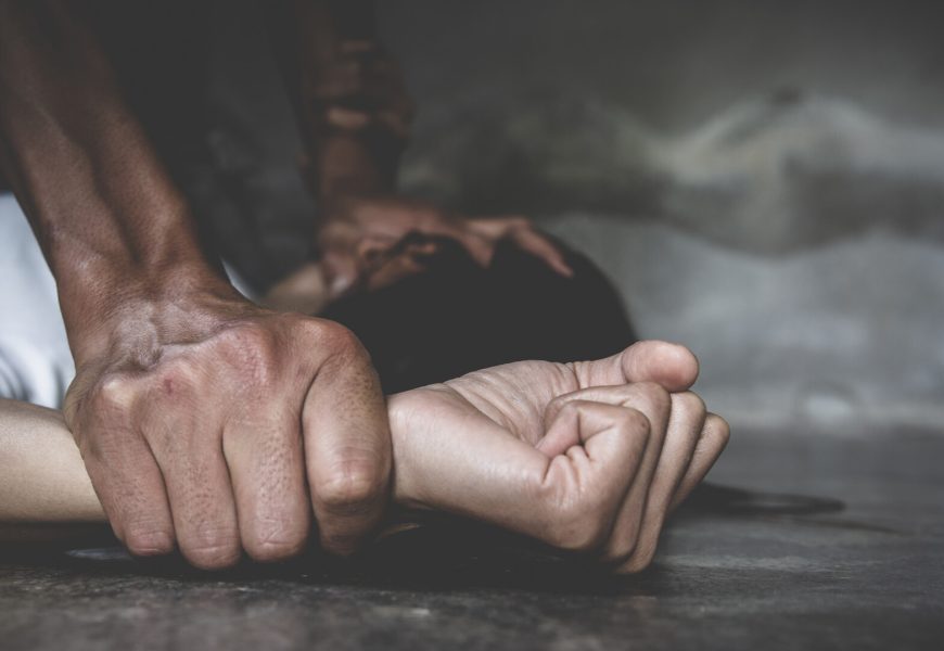 Sechestrată și violată după ce au plecat din club Sechestrată și violată după ce au plecat din club