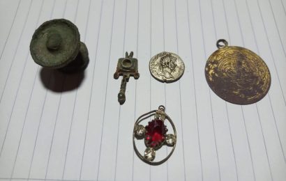 A descoperit monede, podoabe și accesorii, din Epoca Romană și Epoca Medievală