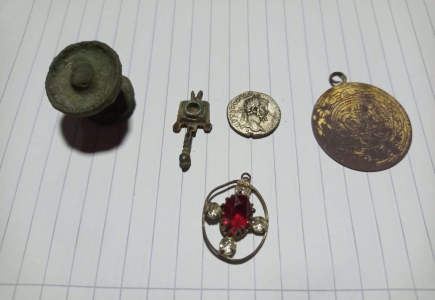 A descoperit monede, podoabe și accesorii, din Epoca Romană și Epoca Medievală