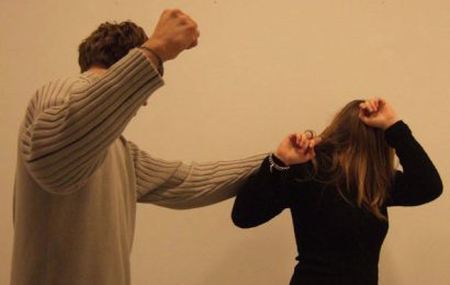 Bătută cu pumnii și picioarele de soțul său 