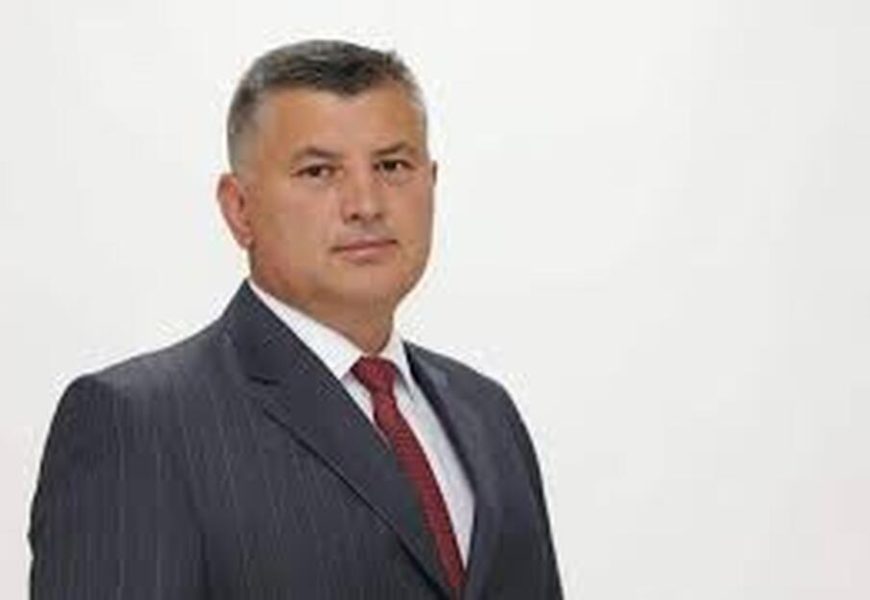 Nu mai este secretar de stat Nu mai este secretar de stat