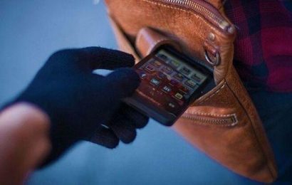 Și-a bătut rudele și a furat un telefon mobil 
