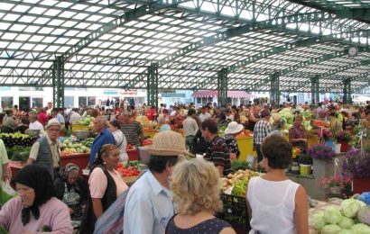 Zeci de mese de la o piață din Târgu Jiu vor fi scoase la licitație 