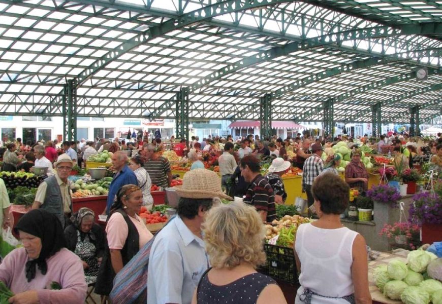 Zeci de mese de la o piață din Târgu Jiu vor fi scoase la licitație Zeci de mese de la o piață din Târgu Jiu vor fi scoase la licitație
