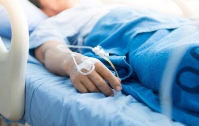 L-au bătut  până l-au băgat în spital 