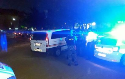 Au început să îl ia la bătaie în plină stradă Au început să îl ia la bătaie în plină stradă