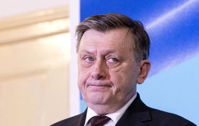 Crin Antonescu vrea să-i pensioneze la 65 de ani