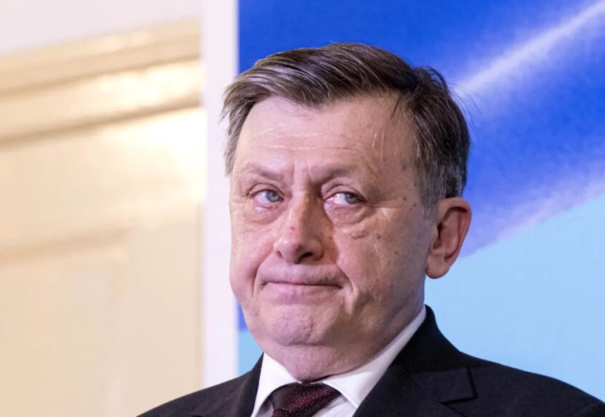 Crin Antonescu vrea să-i pensioneze la 65 de ani