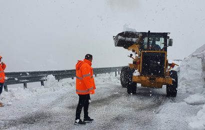 Ninsoare pe DN67C! Drumarii au intervenit