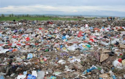 Au strâns o tonă de gunoaie de pe Defileul Jiului 