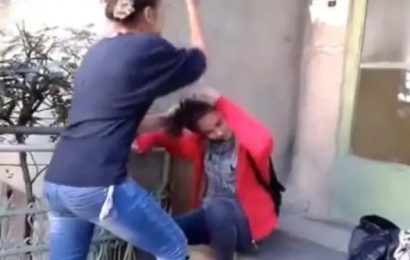 Femeie lovită cu pumnii și picioarele de o tânăra de 17 ani 